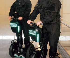 Ten robot rozbroi bombę