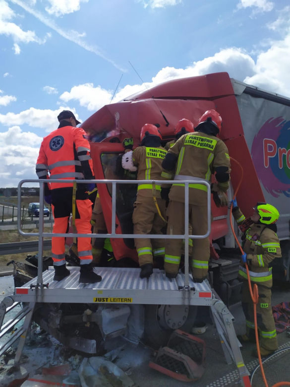 Kolejny koszmar na S8! Zderzenie dwóch tirów, w akcji śmigłowiec LPR. Droga zablokowana