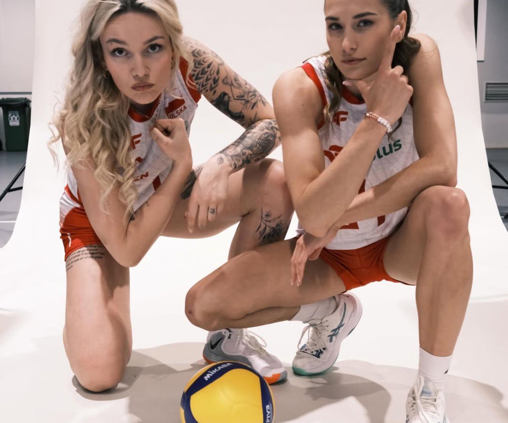 Siatkarki Julia Szczurowska i Paulina Damaske pozują w strojach reprezentacji. O ich sukcesie pisze SE Supersport.