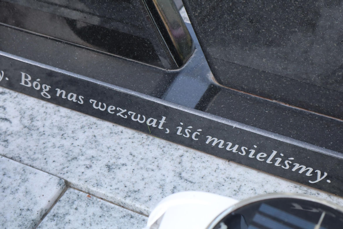 Niewyobrażalna tragedia w Elżbietowie. Zginęły dwie mamusie i ich trzy aniołki. "Ludzie nadal jeżdżą tu jak szaleni"