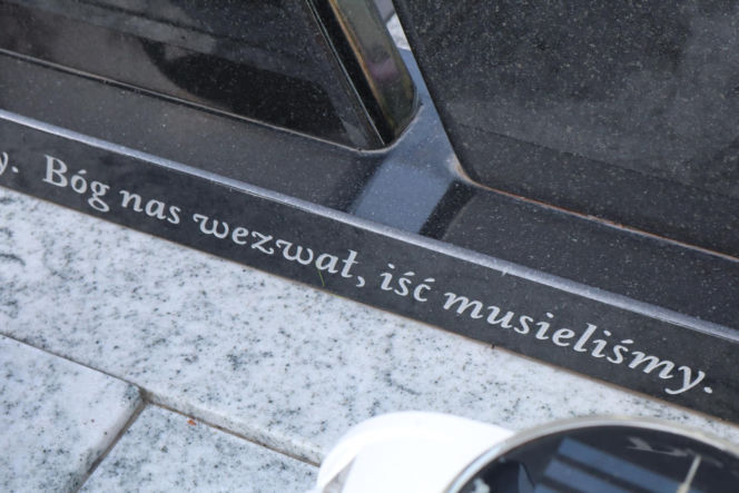 Niewyobrażalna tragedia w Elżbietowie. Zginęły dwie mamusie i ich trzy aniołki. "Ludzie nadal jeżdżą tu jak szaleni"