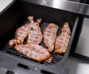Idealny boczek na śniadanie? Air fryer załatwia sprawę