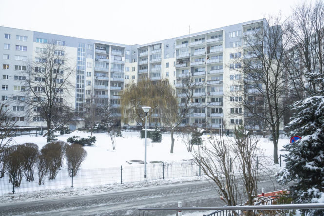 Śmieci, smród i strach na Gocławiu. Sąsiad zbieracz terroryzuje mieszkańców. "On potrzebuje pomocy"