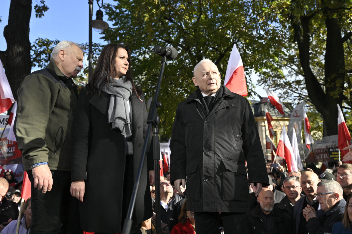 Jarosław Kaczyński w trakcie protestu przed Trybunałem Konstytucyjnym