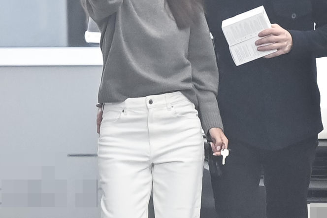 Marcin Mroczek z dziewczyną w cukierni