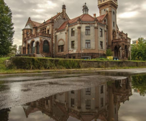 To największe miasto Zagłębia Dąbrowskiego. Czaruje pięknymi pałacami, ale też dworem i zamkiem!