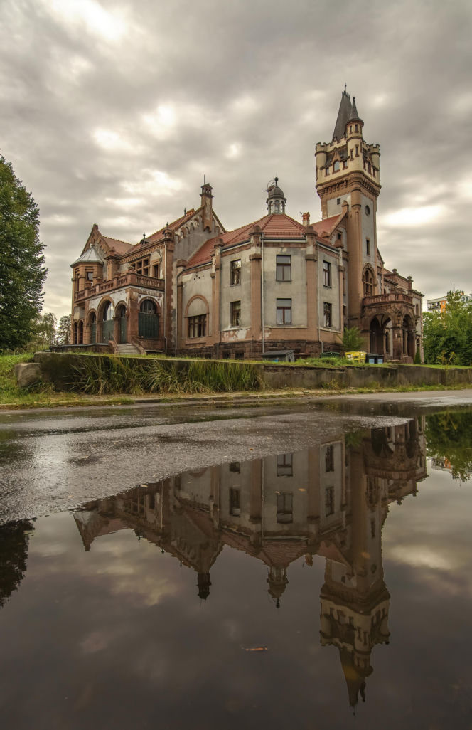 To największe miasto Zagłębia Dąbrowskiego. Czaruje pięknymi pałacami, ale też dworem i zamkiem!