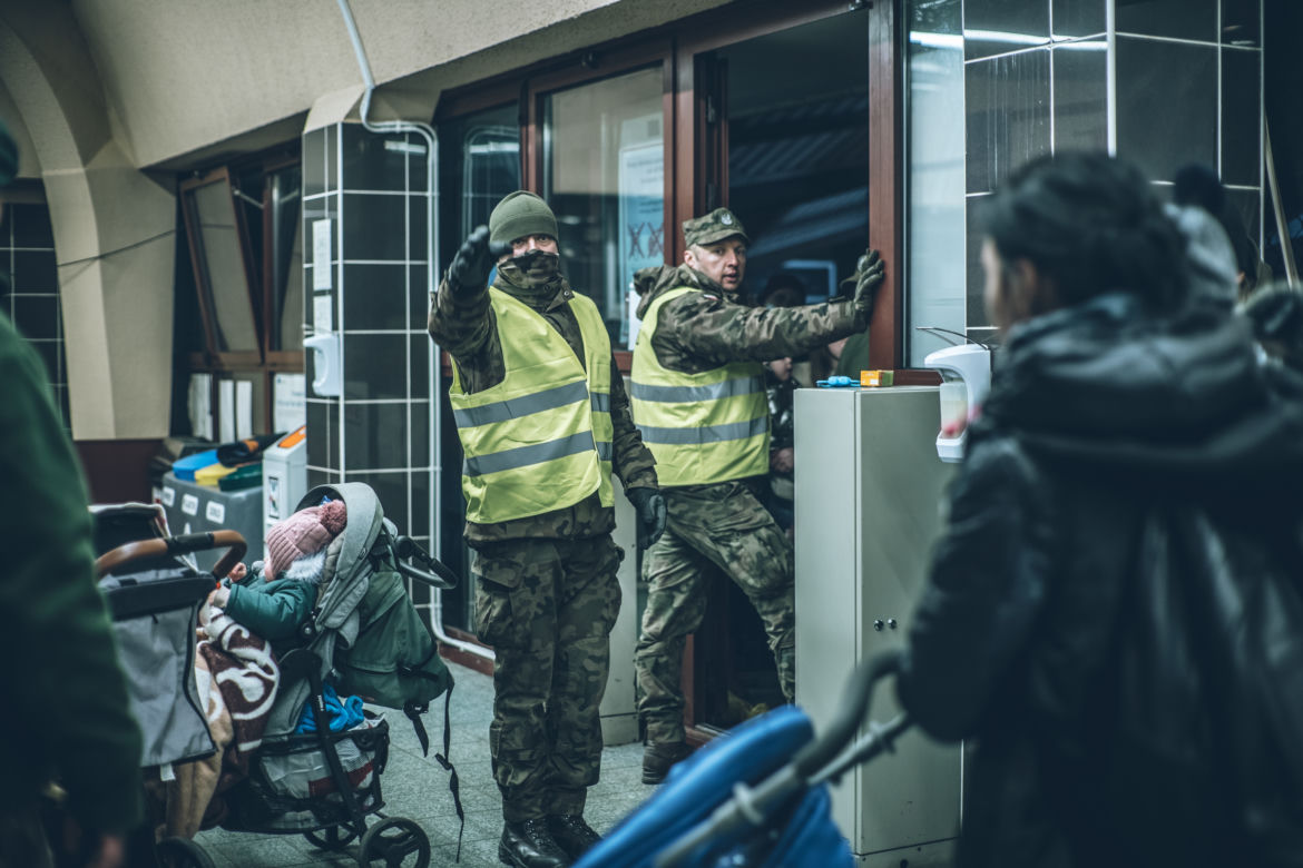 Terytorialsi pomagają uchodźcom nie tylko na granicy. Niosą pomoc na różnych frontach [ZDJĘCIA]  