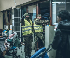Terytorialsi pomagają uchodźcom nie tylko na granicy. Niosą pomoc na różnych frontach [ZDJĘCIA]  