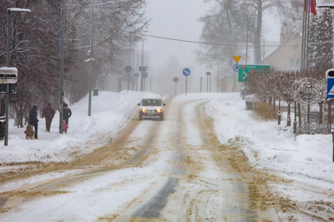 Ostróda w centrum śnieżycy. Burmistrz nocą ratował ludzi. Kierowcy nocowali w urzędzie