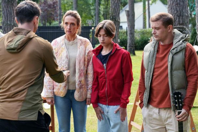 Barwy szczęścia, odcinek 3321. Danek (Marcin Bikowski), Asia (Anna Gzyra), Emil (Artem Malaszczuk), Hubert (Marek Molak)