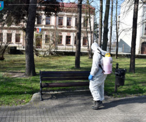 Białe kombinezony i Virkon. Tak w Nowym Sączu walczą z epidemią koronawirusa! 