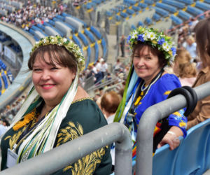 Tysiące ludzi szuka swojego szczęścia na stadionie. Kongres Świadków Jehowy przyciągnął tłumy