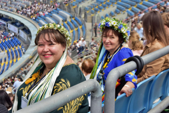 Tysiące ludzi szuka swojego szczęścia na stadionie. Kongres Świadków Jehowy przyciągnął tłumy