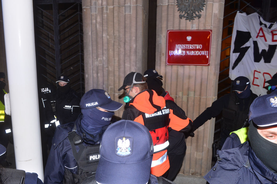 Protestująca przykleiła się do podłoża przed MEN