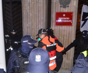 Protestująca przykleiła się do podłoża przed MEN