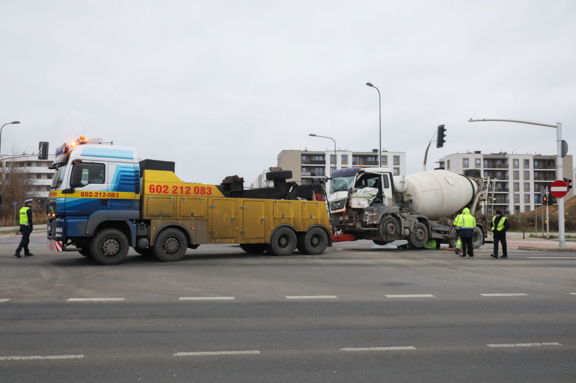 Autobus miejski zderzył się z betoniarką w Warszawie
