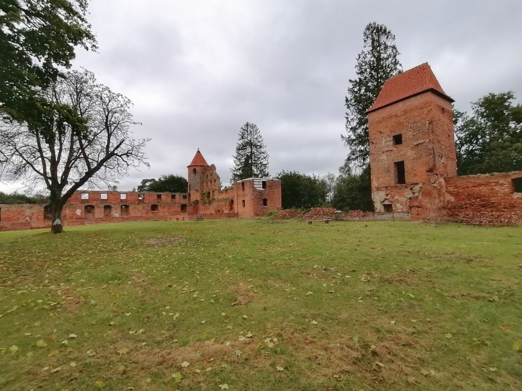 Pomarańczowi rowerzyści najechali zamek w Szymbarku