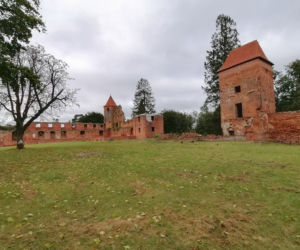 Pomarańczowi rowerzyści najechali zamek w Szymbarku