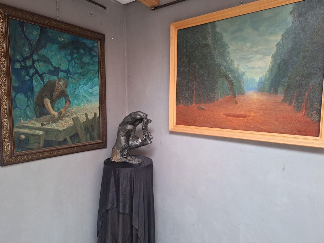 Surrealistyczne rzeźby zdobią ogród. Budzą niepokój i ciekawość