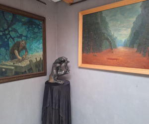 Surrealistyczne rzeźby zdobią ogród. Budzą niepokój i ciekawość