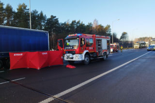 Śmiertelny wypadek na A2 pod Zgierzem. Nie żyje kierowca osobówki