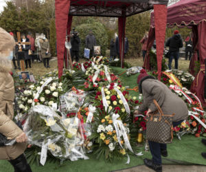 Pogrzeb Antoniego Gucwińskiego, złożenie trumny do grobu.