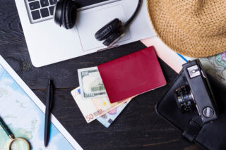 Na co oszczędzają Polacy? Czas wolny i podróże ważniejsze niż dobra materialne [RAPORT]