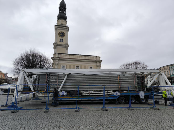 Karuzela na rynku w Lesznie