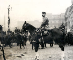 Józef Piłsudski podczas defilady wojskowej