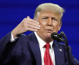 Przesłuchają Trumpów pod przysięgą