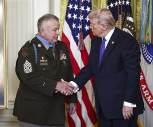 Ludzie poruszeni wyczynem żołnierza, którego pośmiertnie odznaczył Trump