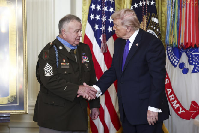 Ludzie poruszeni wyczynem żołnierza, którego pośmiertnie odznaczył Trump