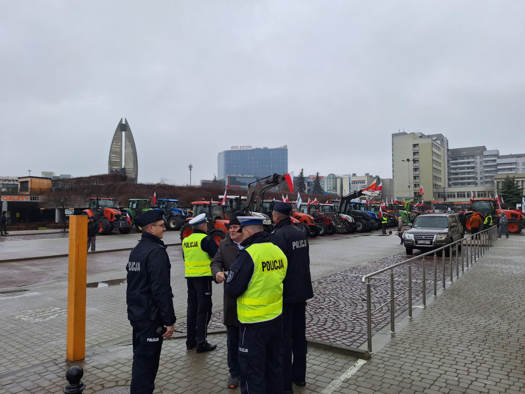 Rolnicy w Rzeszowie wyjechali na ulice. Trwa strajk generalny 