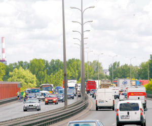 Rozbite auto zablokowało Trasę