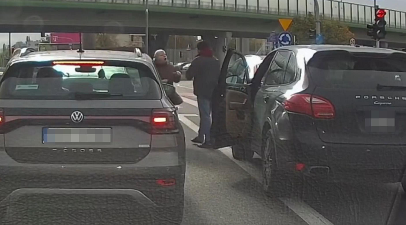 Kierowca Porsche zaatakował starszą kobietę. Chwilę potem uciekł spod świateł