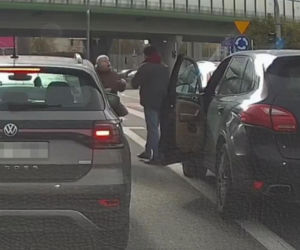 Kierowca Porsche zaatakował starszą kobietę. Chwilę potem uciekł spod świateł