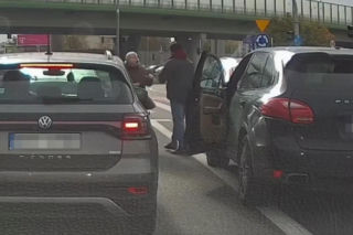 Kierowca Porsche zaatakował starszą kobietę. Chwilę potem uciekł spod świateł