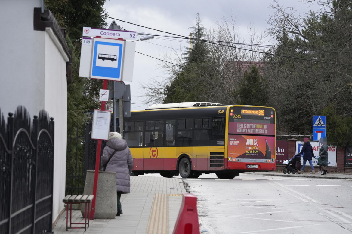 Autobus już może zakręcić. Koniec groteski przed przychodnią na Bemowie