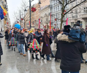 Polonez dla Łodzi. Taneczny korowód maturzystów przeszedł ulicą Piotrkowską