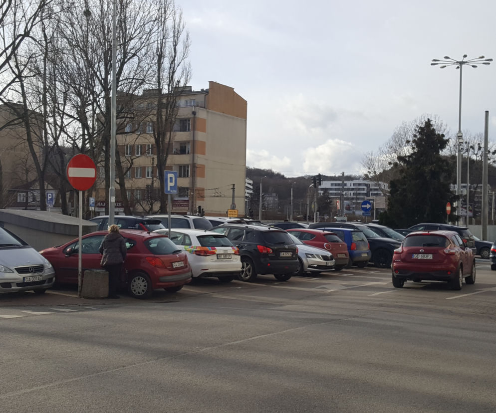 Miejsca parkingowe w okolicach Urzędu Miejskiego w Gdyni przez większość dnia są zajęte