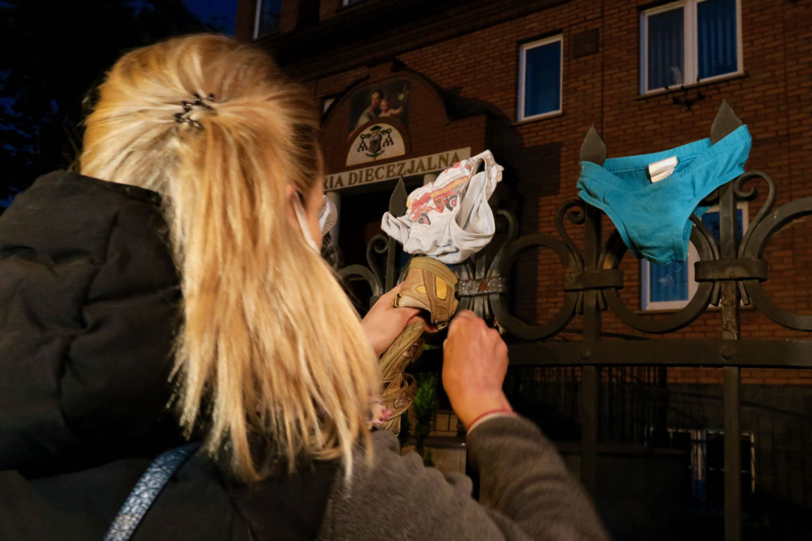 Manifestacja przed kaliską kurią diecezjalną. Kaliszanie oburzeni zachowaniem biskupa Janiaka