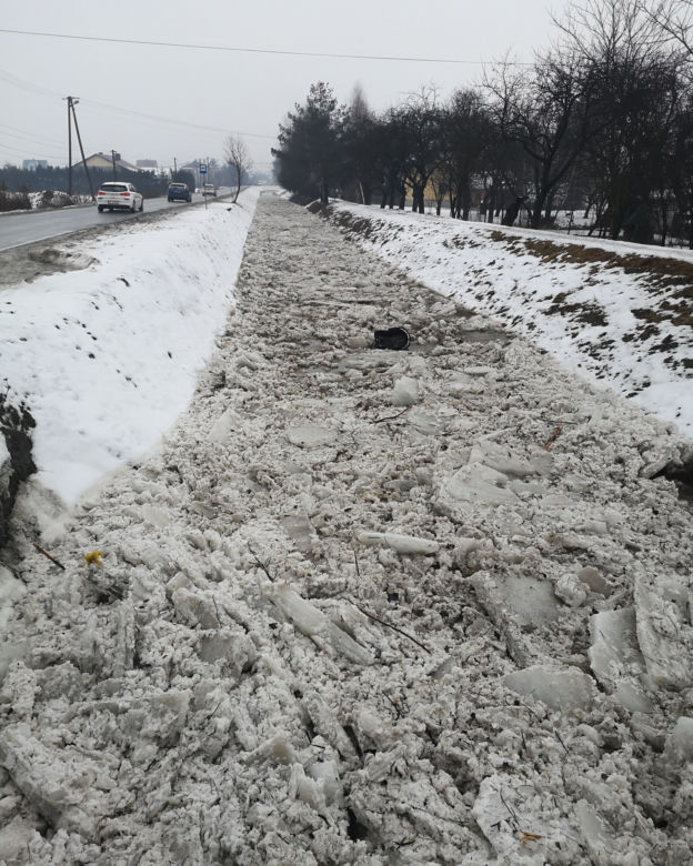 Brzezna. GIGANTYCZNY zator lodowy na rzece. Koparka zapobiegła powodzi