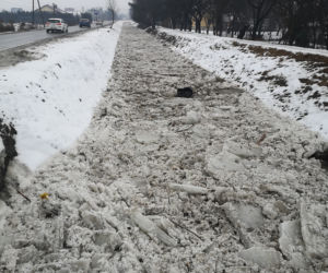 Brzezna. GIGANTYCZNY zator lodowy na rzece. Koparka zapobiegła powodzi
