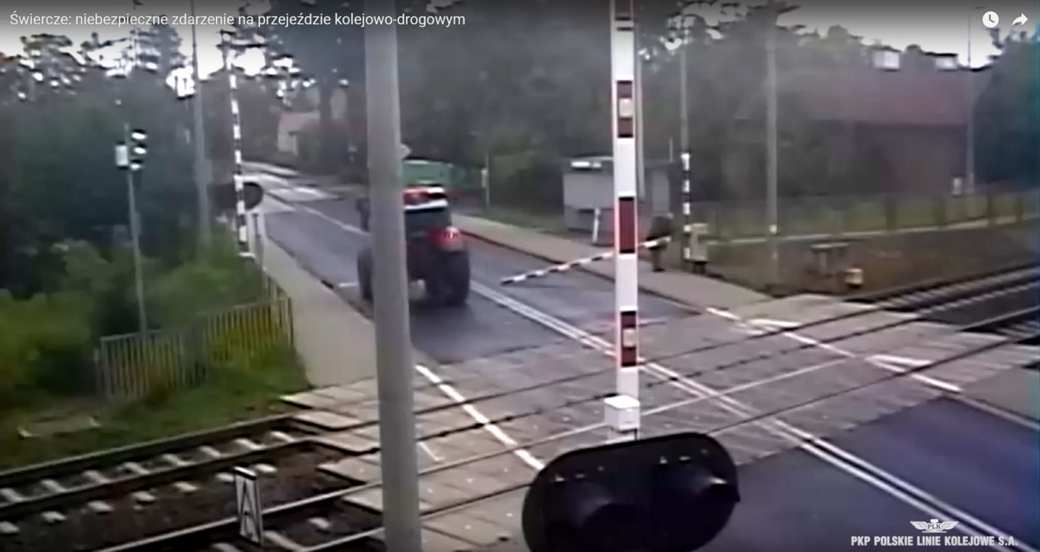Groza na przejeździe kolejowym pod Pułtuskiem. Ciągnik wepchnął kombajn na tory! [ZDJĘCIA].