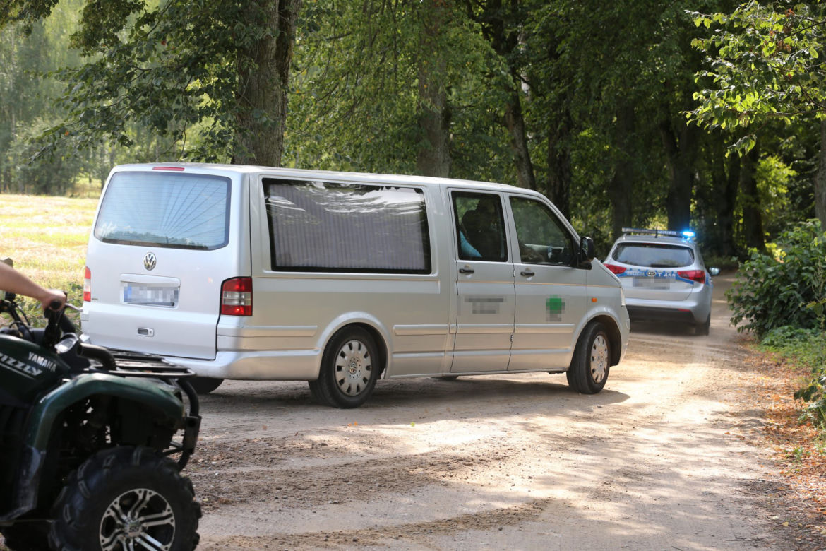 Policja eskortuje ciało Piotra Woźniaka - Staraka