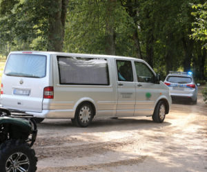 Policja eskortuje ciało Piotra Woźniaka - Staraka