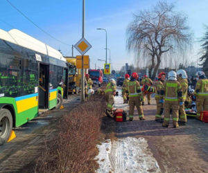 Dramat w Bełchatowie. Ciężarówka wjechała w miejski autobus