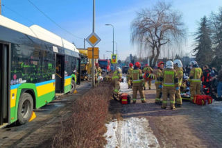 Dramat w Bełchatowie. Ciężarówka wjechała w miejski autobus