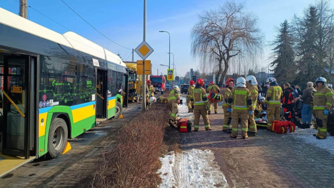 Groźna kraksa w Bełchatowie. Autobus i ciężarówka staranowały auta